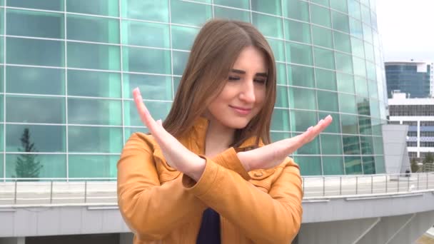 Velmi krásná dívka s rukama přes vyjádření odmítnutí nebo nesouhlasu na kamery venkovní — Stock video