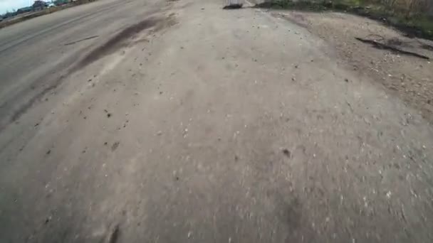 加速的汽车超过了沥青。 正在移动的沥青. — 图库视频影像