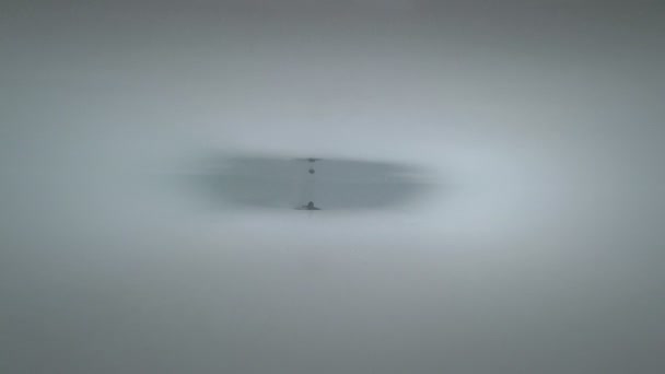 Fließendes Wasser in die Badewanne, das Bad mit Wasser füllen. Unterwasserblick — Stockvideo