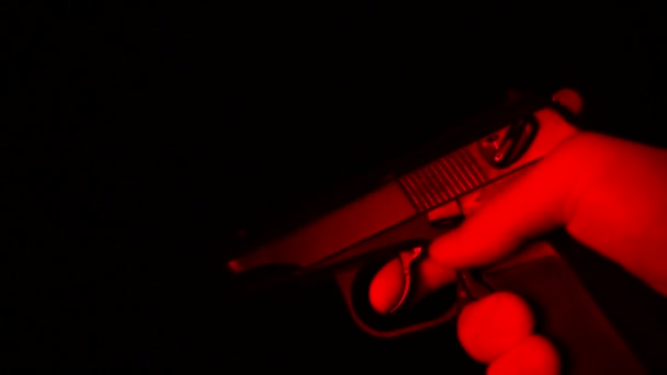 Horrorszene einer männlichen Hand mit Gewehr bei rot glühendem Licht. Hintergrund von Serienmörder oder Gewaltkonzept — Stockvideo