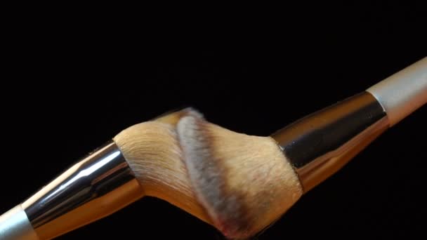Maquiagem caindo de uma escova de maquiagem em câmera lenta — Vídeo de Stock