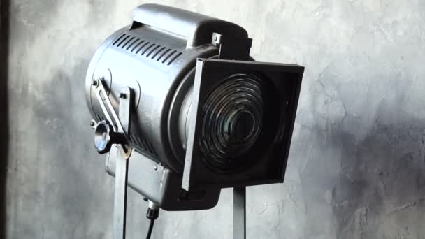 Винтажный прожектор против гранж-стены — стоковое видео