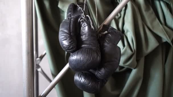 Boxing gloves hanging on grunge background — Stock Video