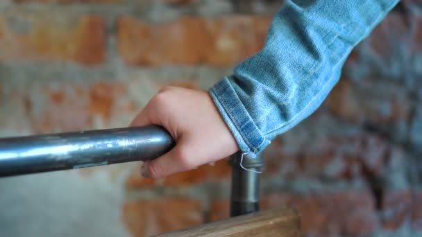 Unterstützung, Hilfe und Menschen-Konzept - Nahaufnahme einer Mädchenhand, die sich am Geländer festhält — Stockvideo
