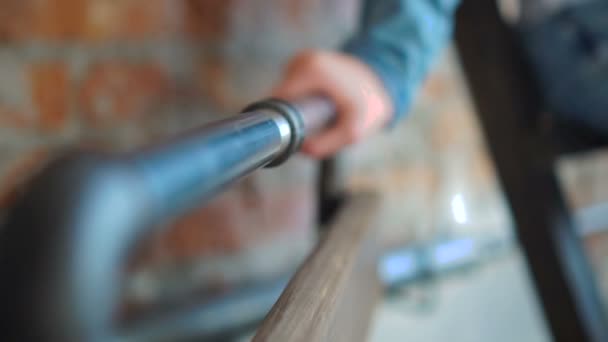 Une main féminine tient la balustrade — Video