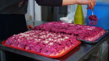 Kürk mantonun altındaki ringa balığı, festival ve yeni yıl masaları için geleneksel bir salatadır..