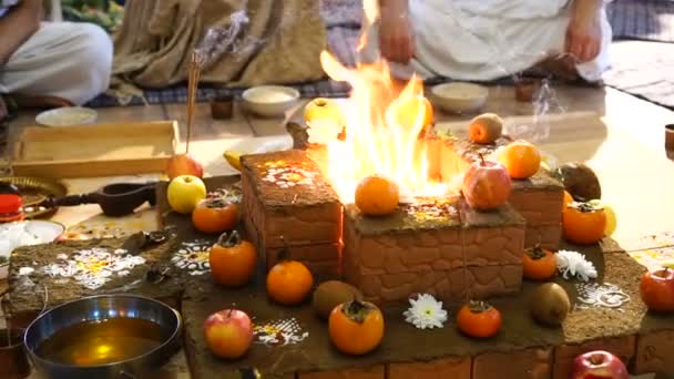 Schön gestalteter Ort für vedische "Yajna" -Feuerzeremonie — Stockvideo