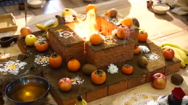 Beautiful Indian wedding ceremony taking place in Hare Krishna temple, yajna - fire ceremony — 비디오