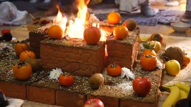 Groupe de praticiens hindous effectuant un rituel de feu homa lors de la cérémonie de prana pratishta — Video