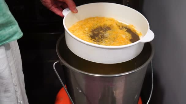 Making juice of lemons, washing, cutting, extract the pulp, liquefy, strain, sweeten — Stockvideo