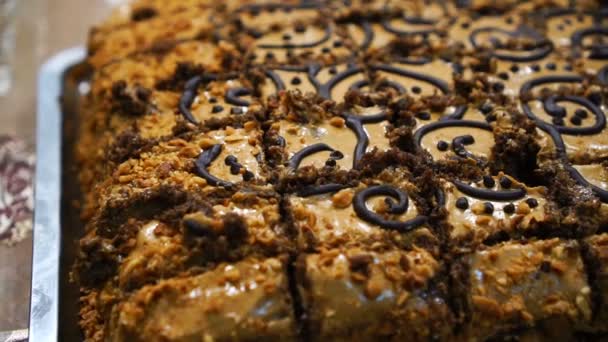 Bolo de chocolate fatiado de cima com cacau fresco — Vídeo de Stock