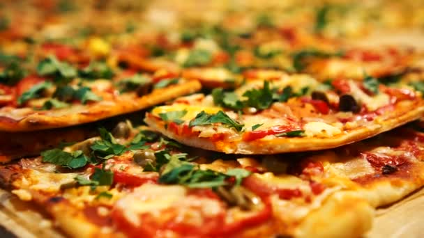 Pizza casera caliente de Pepperoni lista para comer — Vídeo de stock