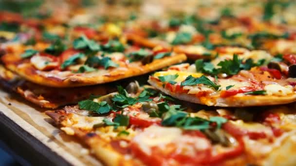 Pizza panas dengan Pepperoni, keju mencair di meja kayu pedesaan dekat — Stok Video