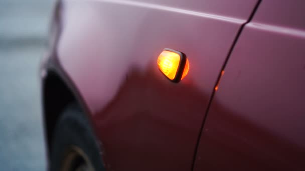 Close-up beelden van een auto knippert het signaal aan de zijkant — Stockvideo