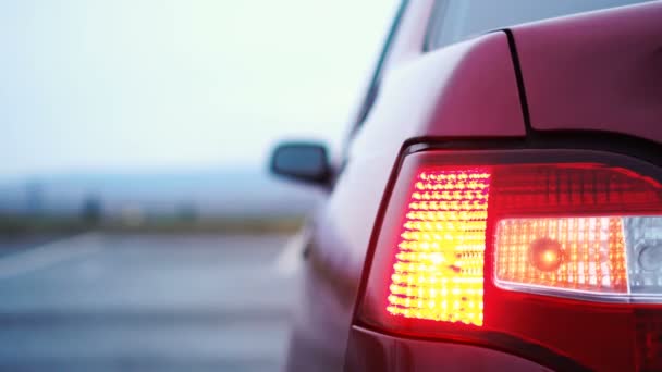 Auto 's draaien signaal knipperen op de rug — Stockvideo