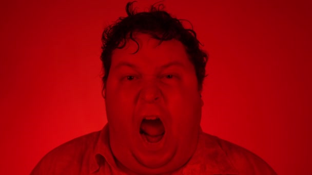 Portrait d'un homme criant la bouche grande ouverte. Éclairage rouge — Video