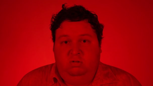 Rozzlobený mrzutý mladý muž vystrašený - pocit hněvu - červené světlo — Stock video