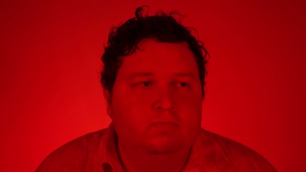 Homem gordo dançando isolado em fundo vermelho. Retrato fotografado com iluminação vermelha — Vídeo de Stock