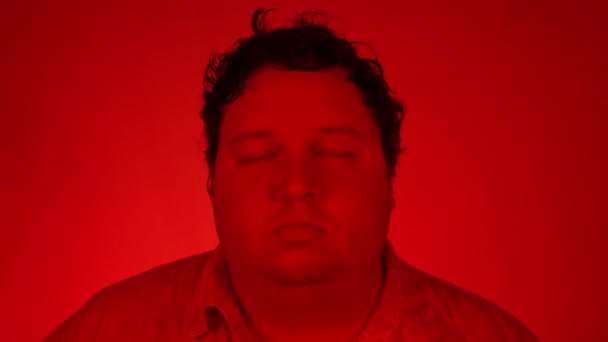 Red lighting: european man with closed eyes — 비디오