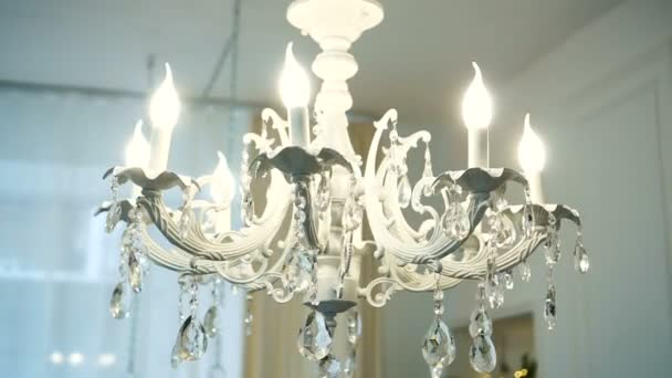 Lustre en cristal brille suspendu au plafond dans la pièce — Video