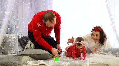 Mutlu Avrupalı aile evde birlikte oynuyor.