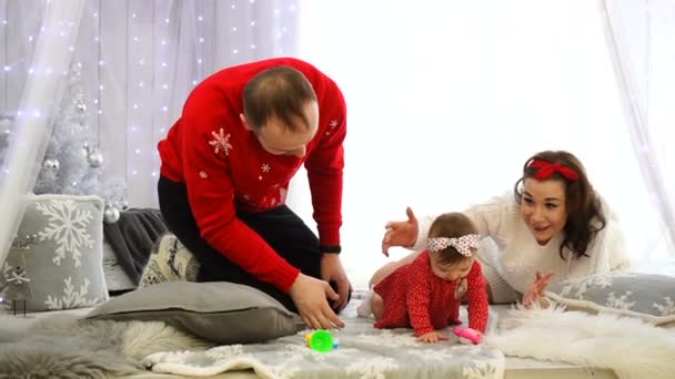 Šťastná evropská rodina hrající si doma — Stock video