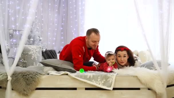Счастливая белая семья, играющая с ребенком дома — стоковое видео