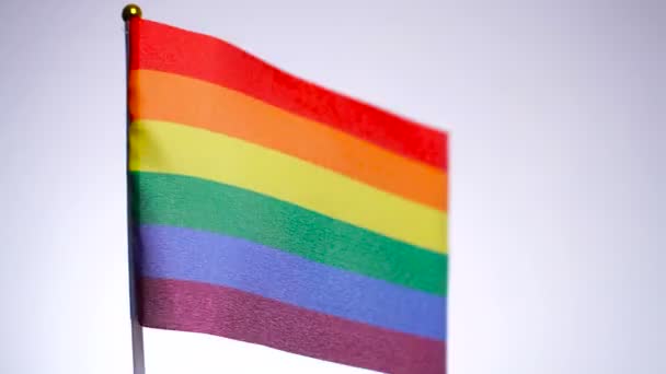 La bandera del arco iris LGBT ondeando al viento — Vídeos de Stock