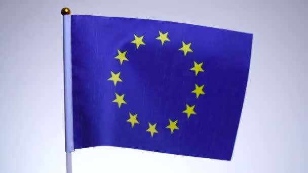 Bandeira da União Europeia no mastro da bandeira a voar e a acenar ao vento . — Vídeo de Stock