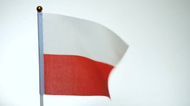 Bayrak direğinde Polonya bayrağı dalgalanıyor ve rüzgarda dalgalanıyor.