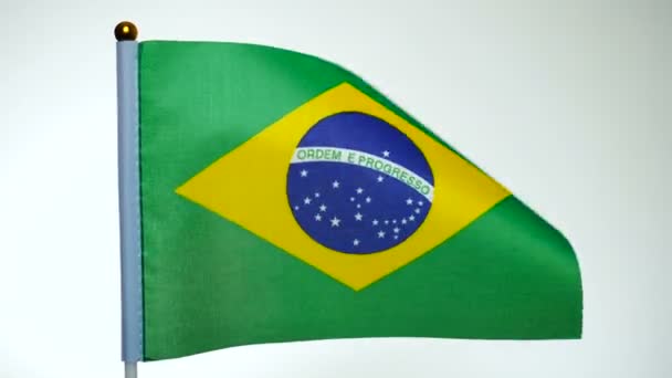 Bandera de Brasil en asta de bandera ondeando y ondeando en el viento . — Vídeos de Stock