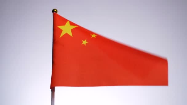 Chinese flag on flagpole flying and waving in the wind. — Stock Video