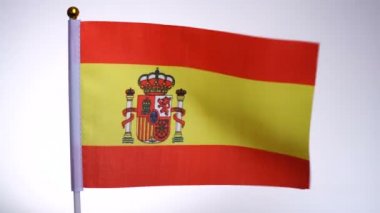 Bayrak direğinde dalgalanan ve rüzgarda sallanan İspanyol bayrağı.