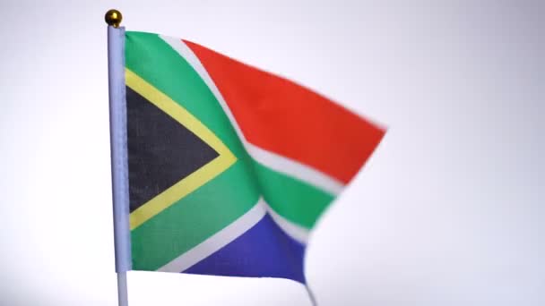 Vlag van Zuid-Afrika op vlaggenmast wapperend en wapperend in de wind. — Stockvideo
