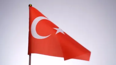Türk bayrağı dalgalanmakta ve rüzgarda dalgalanıyor.