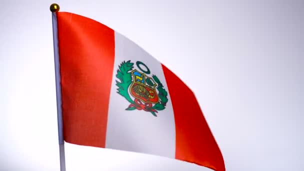 Peruvian flag on flagpole flying and waving in the wind. — 비디오