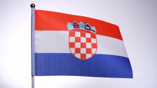 Chorvatská vlajka na vlajkovém stožáru vlála a vlnila se ve větru. — Stock video