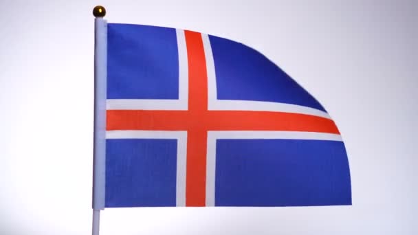 Islandsk flag på flagstang flyver og vinker i vinden . – Stock-video