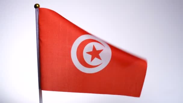 Σημαία της Τυνησίας σε κοντάρι σημαίας που κυματίζει στον άνεμο. — Αρχείο Βίντεο