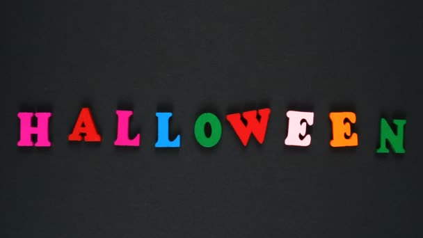 Palavra halloween formado por letras multicoloridas de madeira. Laço de palavras coloridas. Parar animação movimento — Vídeo de Stock