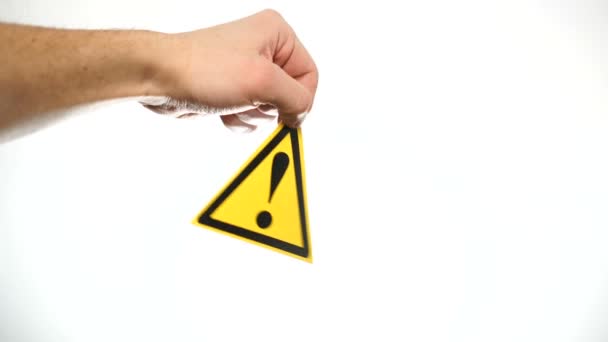 Mão mostrando sinal de aviso "Ponto de exclamação" isolado em branco — Vídeo de Stock