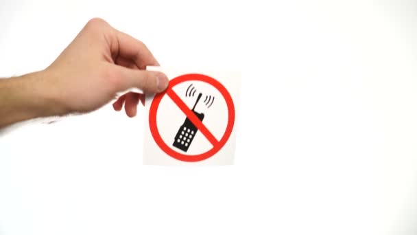 Hand met waarschuwingsbord "Geen telefoon" geïsoleerd op wit — Stockvideo