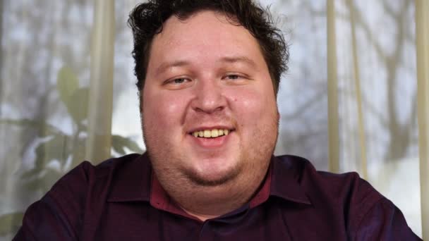 Retrato de un varón con sobrepeso — Vídeos de Stock