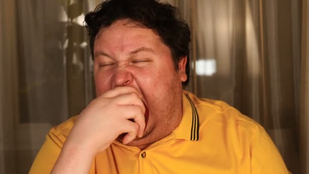 Hombre gordo comiendo manzana roja en casa — Vídeos de Stock