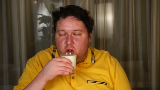 Mann trinkt Milch aus Glas — Stockvideo