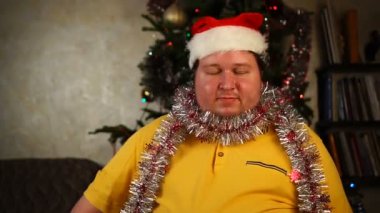 Noel Baba şapkalı adam kameraya bakıyor ve kafasını sallayarak evet diyor.