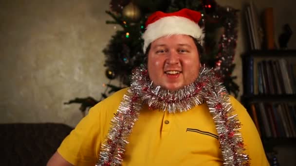 Schöner junger Mann mit Santas Hut. Christmas Guy Portrait — Stockvideo