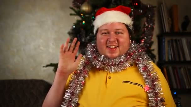 Man met kerstmuts en knutselgroet. Groeten, zwaaiende hand, begroeting, hi, welkome emotie — Stockvideo