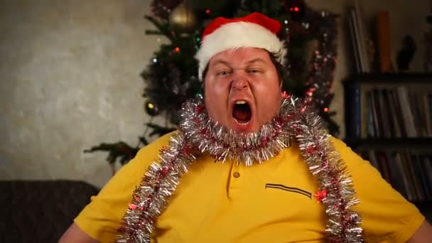 Man met kerstmuts en gekrijs — Stockvideo