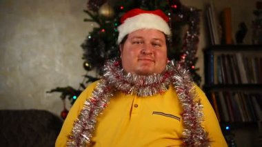 Noel Baba şapkalı ve gösterişli dans eden adam..